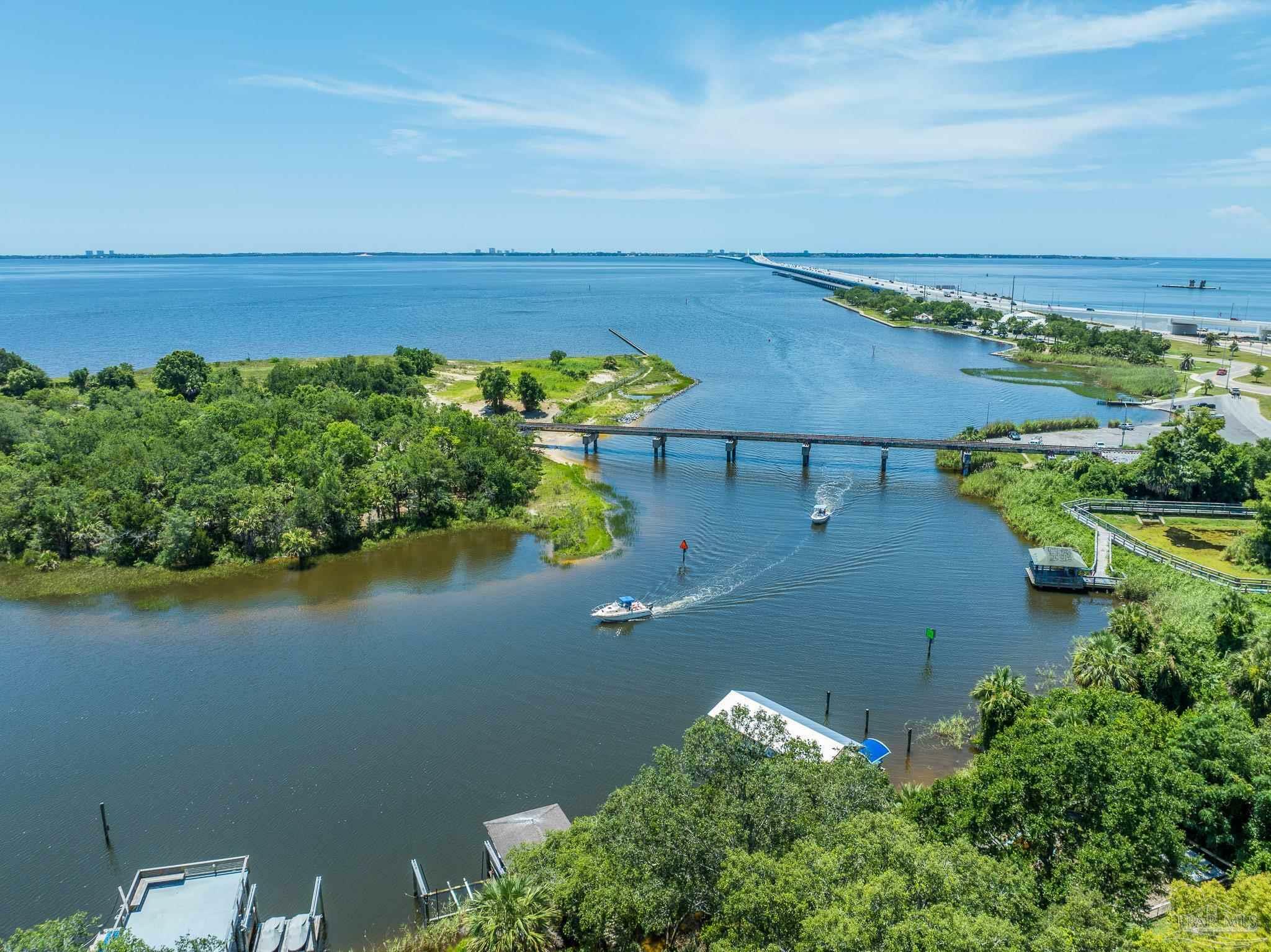 Property Photo: 1725 E La Rua St FL 32501