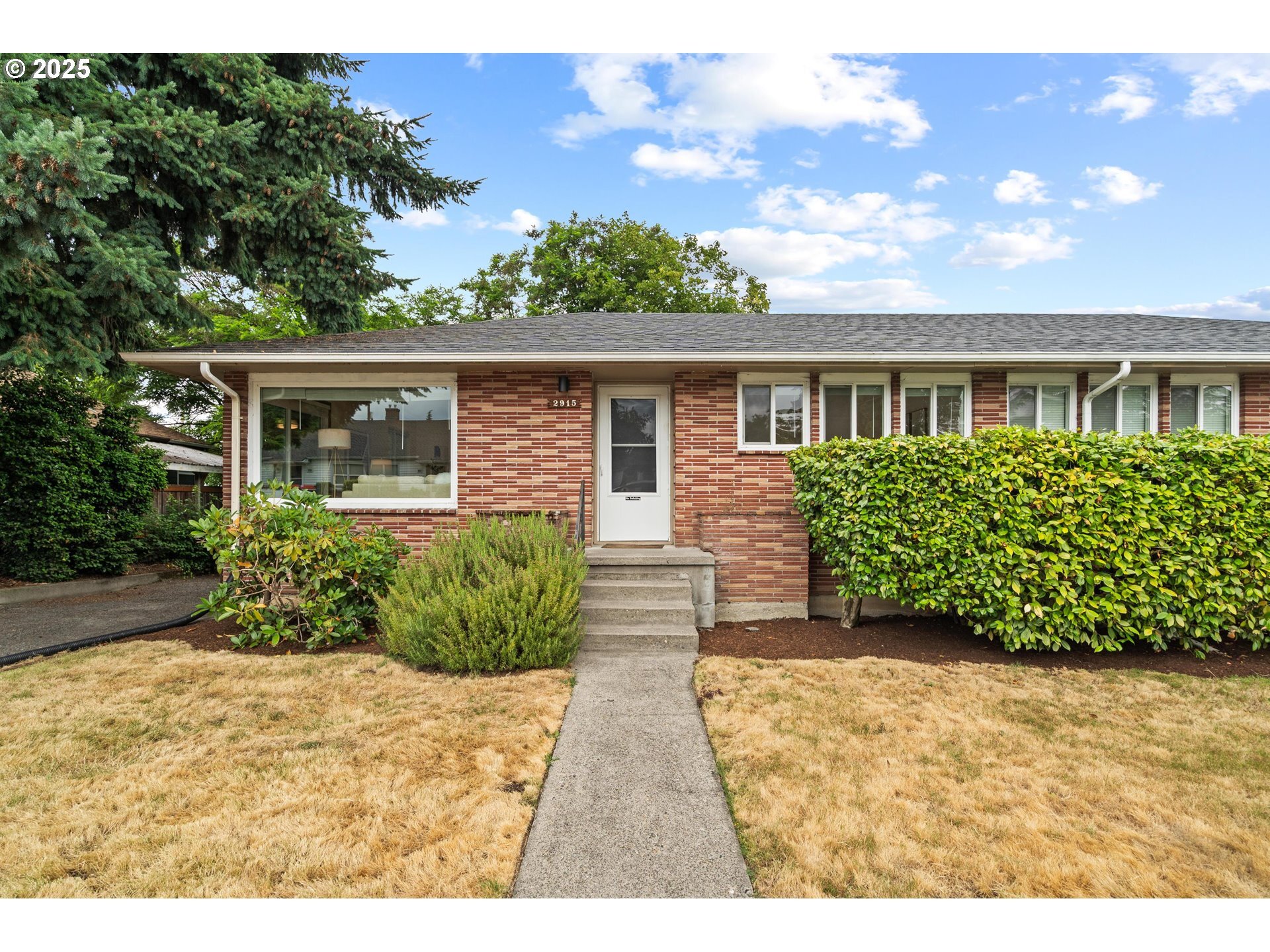 Property Photo:  2915 SE Monroe St  OR 97222 
