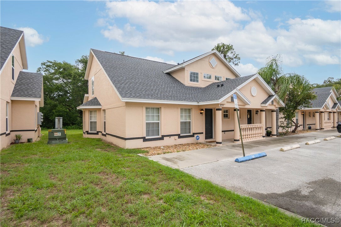 Property Photo: 835 N Rembrandt Way 419 FL 34453