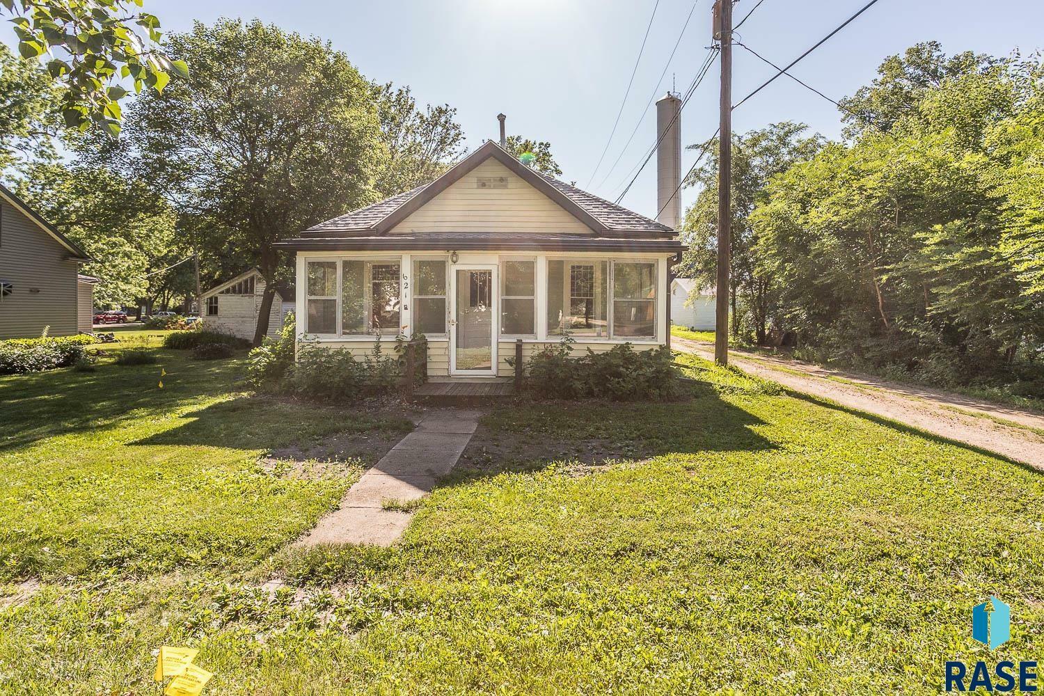 Property Photo: 621 Montana St SD 57014