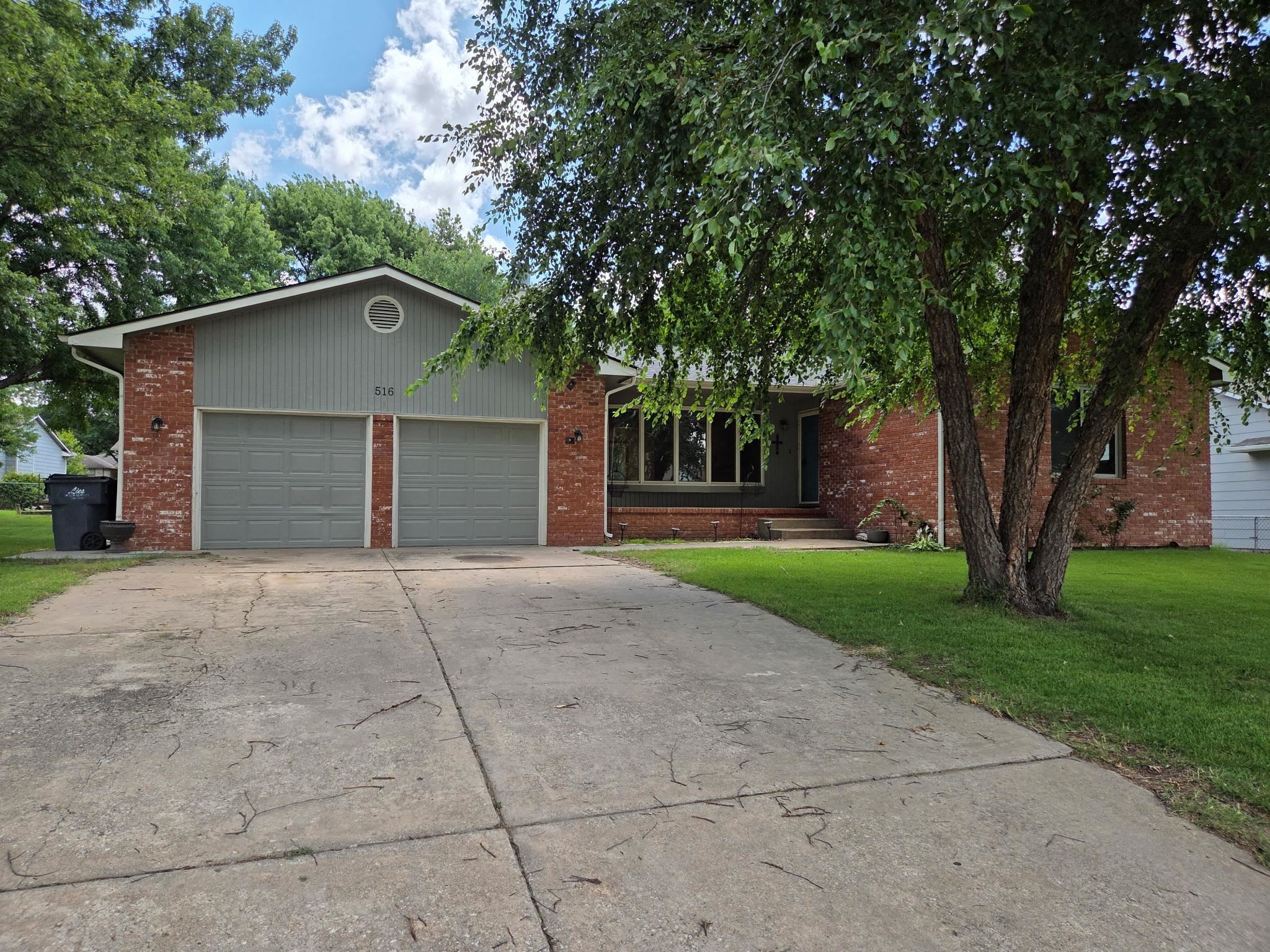 Property Photo:  516 Moy Ln  KS 67110 