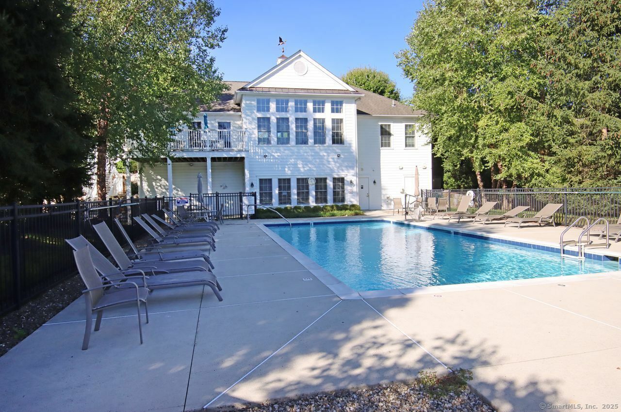 Property Photo:  