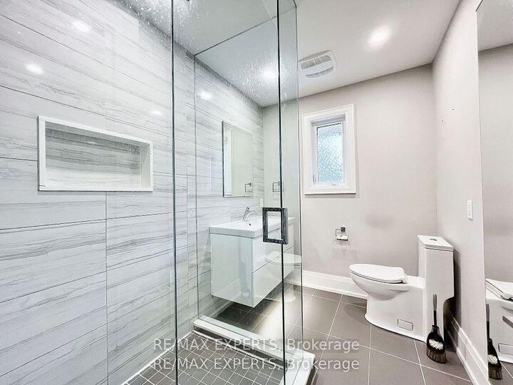 Photo de la propriété: 7 Montvale Drive ON M1M 3E5