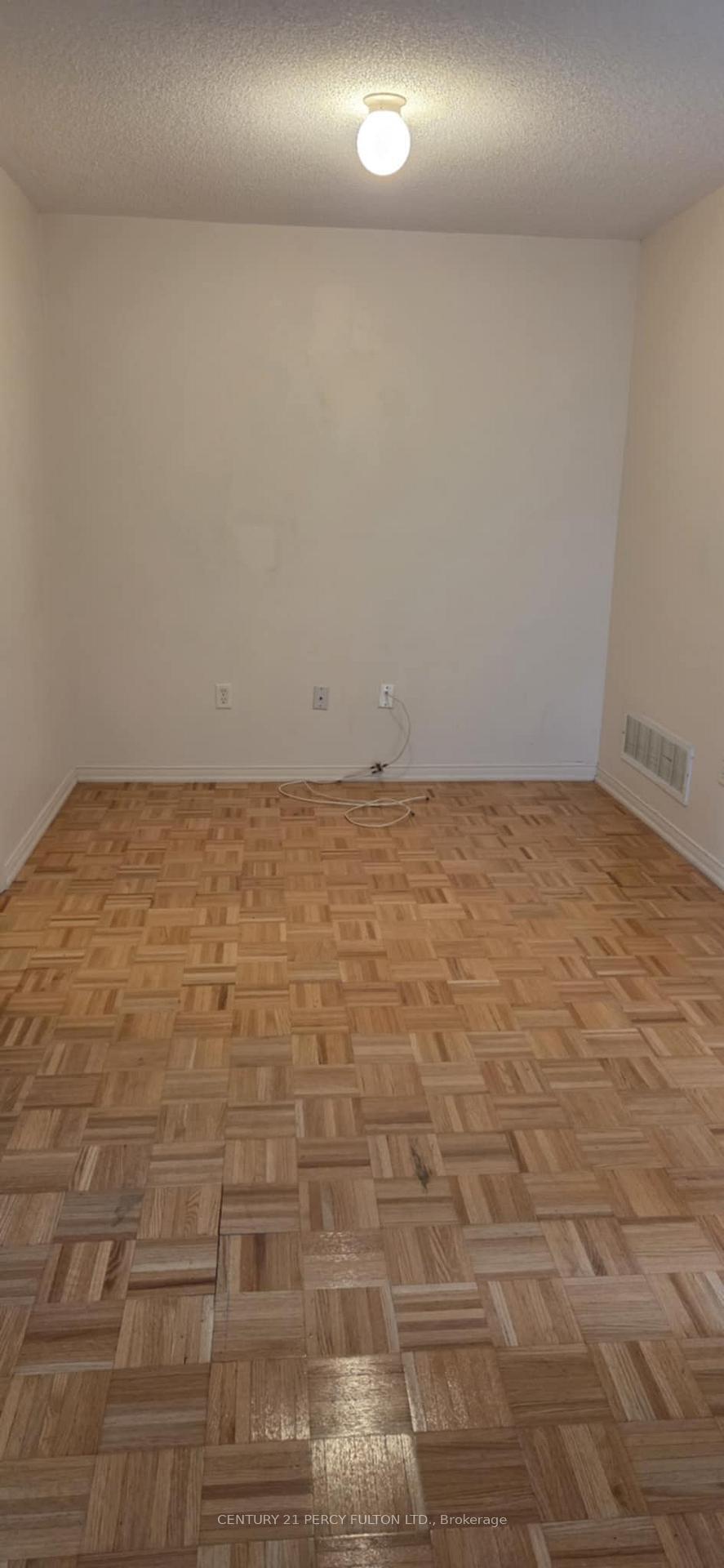 Photo de la propriété: 4651C Kingston Road Main Level ON M1E 2P8