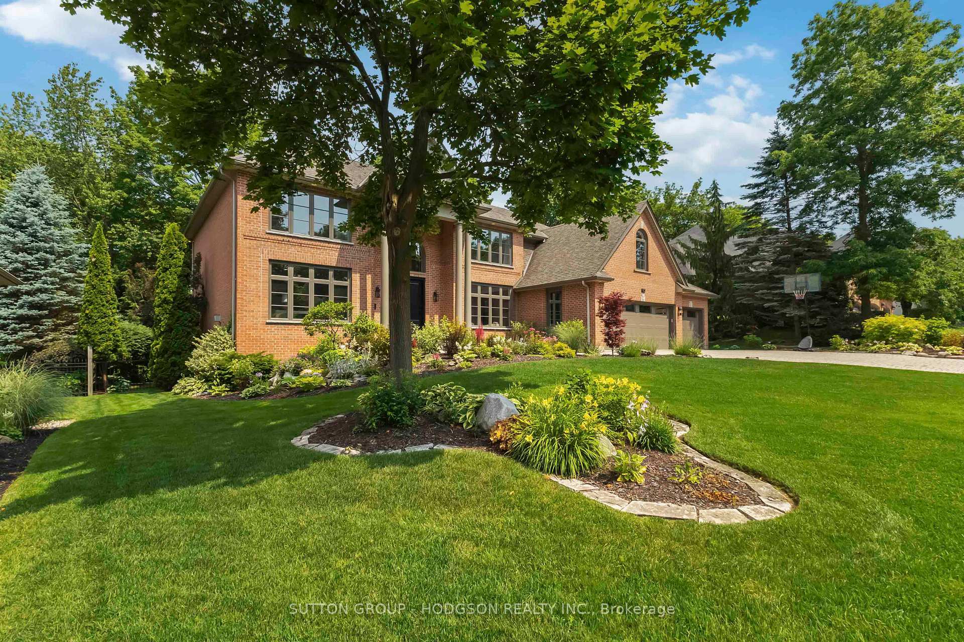 Property Photo: 90 Fitzwilliam Boulevard ON N6H 5H4