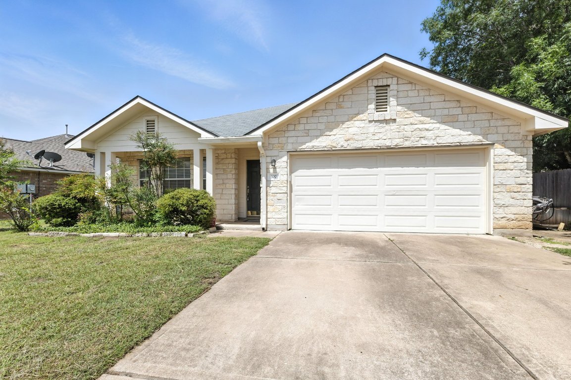 Property Photo: 107 Chandler View Trail TX 78665