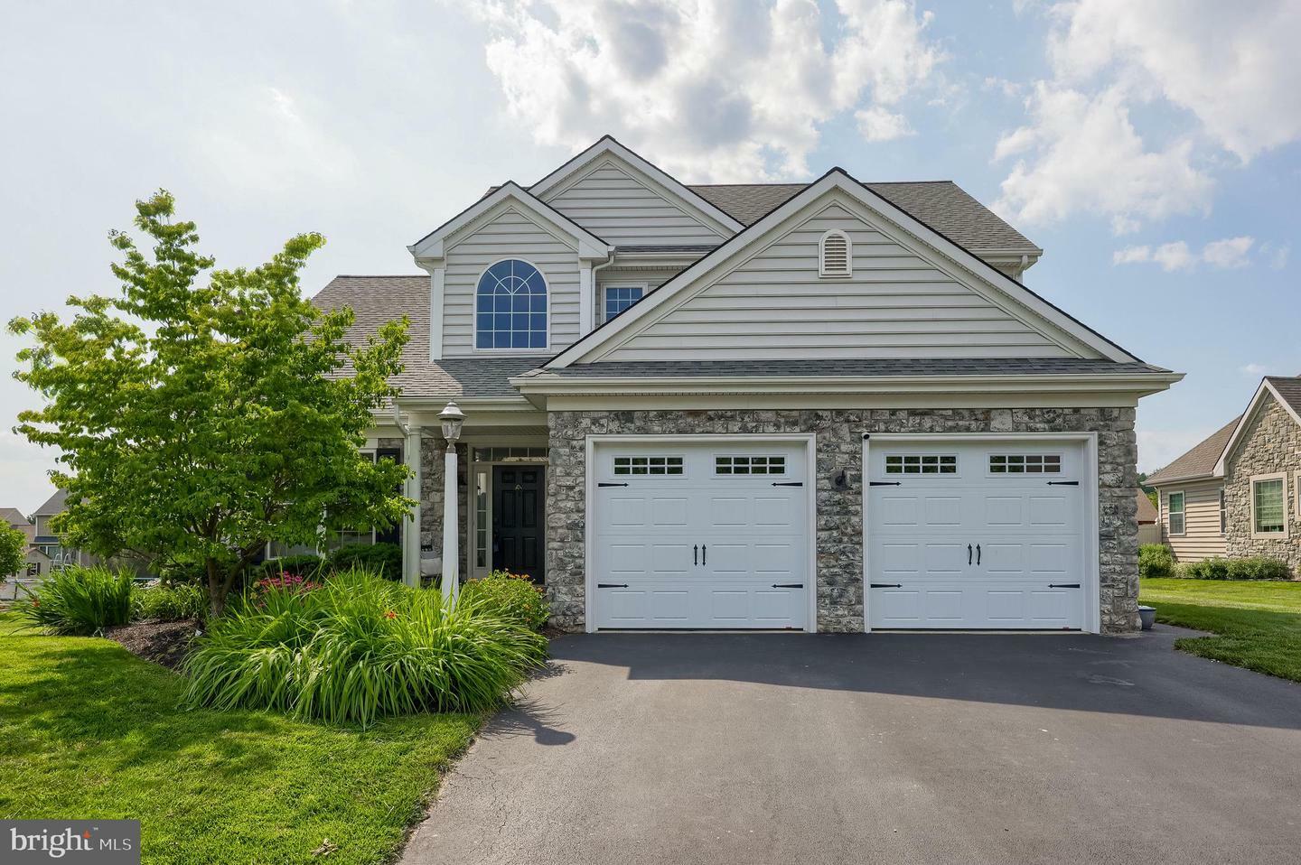 305 Greenhedge Drive  Lancaster PA 17603 photo
