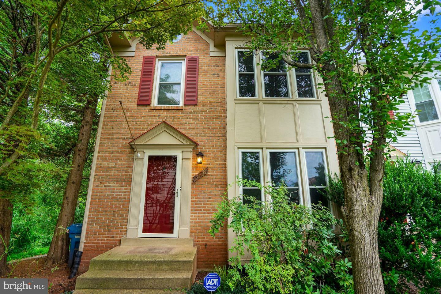 Property Photo: 5136 Glen Meadow Drive VA 20120