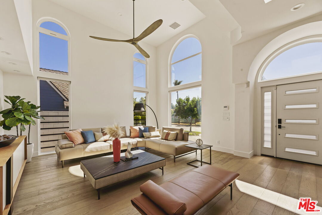 Property Photo: 330 N Lucerne Blvd CA 90004