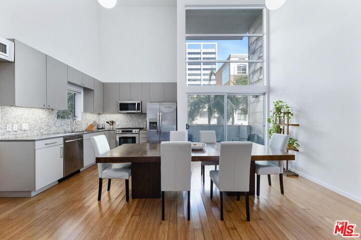 Property Photo: 7062 Hawthorn Ave CA 90028
