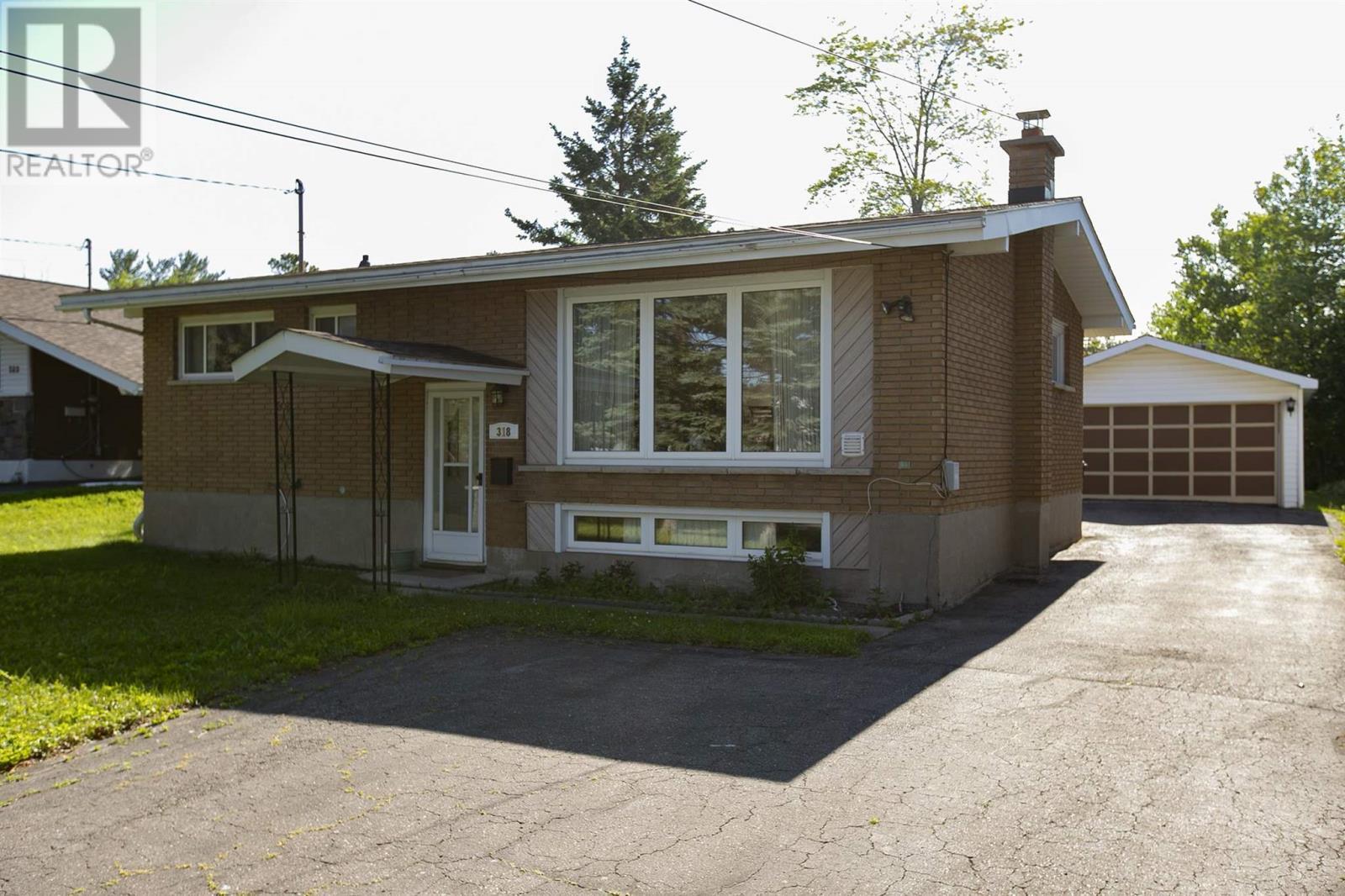 Photo de la propriété: 318 St Patrick St ON P6C 3S9