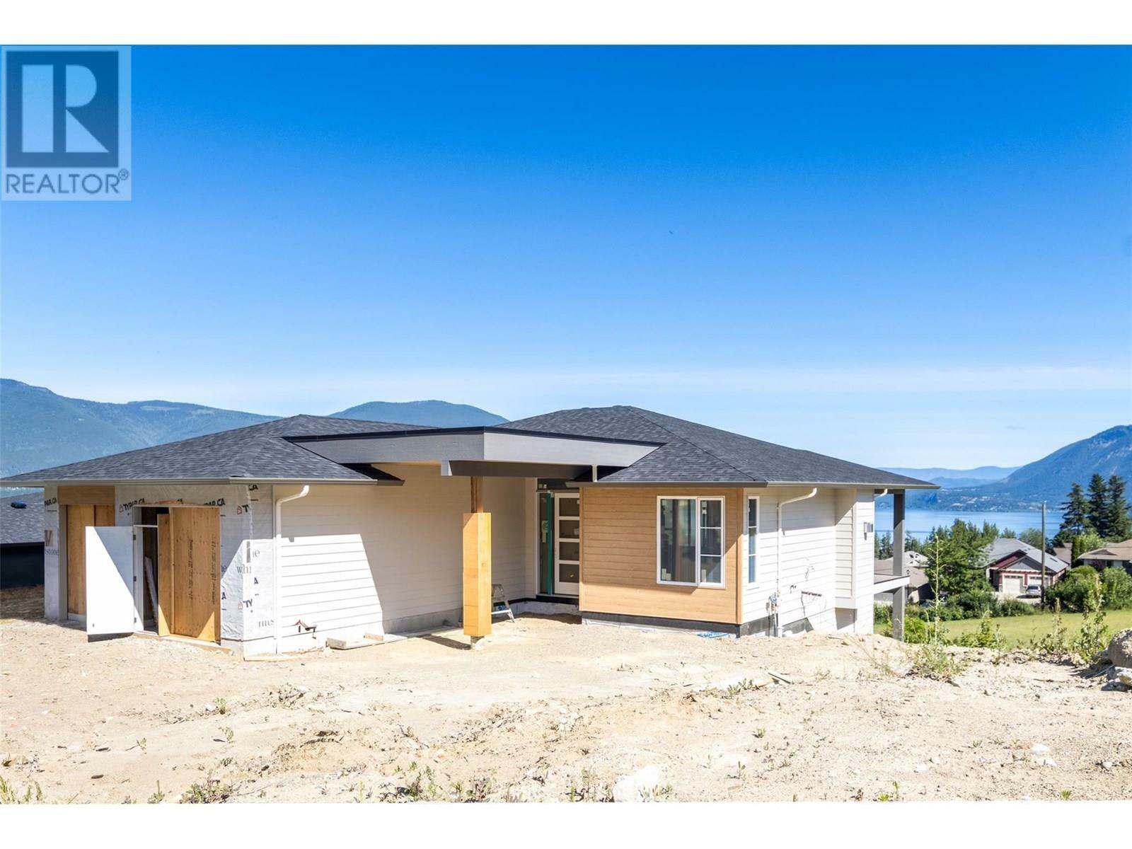 Property Photo: 1121 16 Avenue Southeast BC V1E 2R5