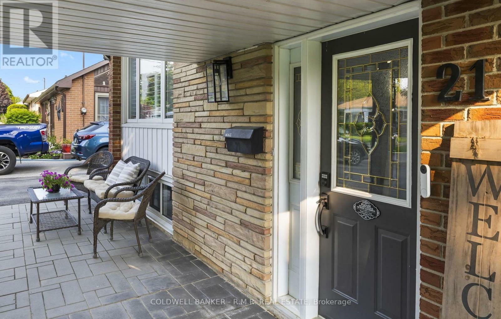 Photo de la propriété: 21 Parkway Crescent ON L1C 1B9