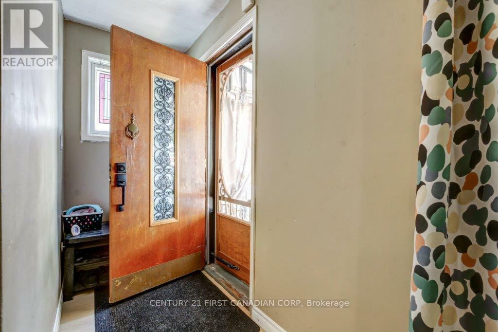 Property Photo: 433 Salisbury Street ON N5Y 3B3