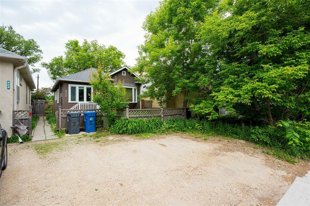 Property Photo: 810 Jubilee Avenue MB R3L 1P9