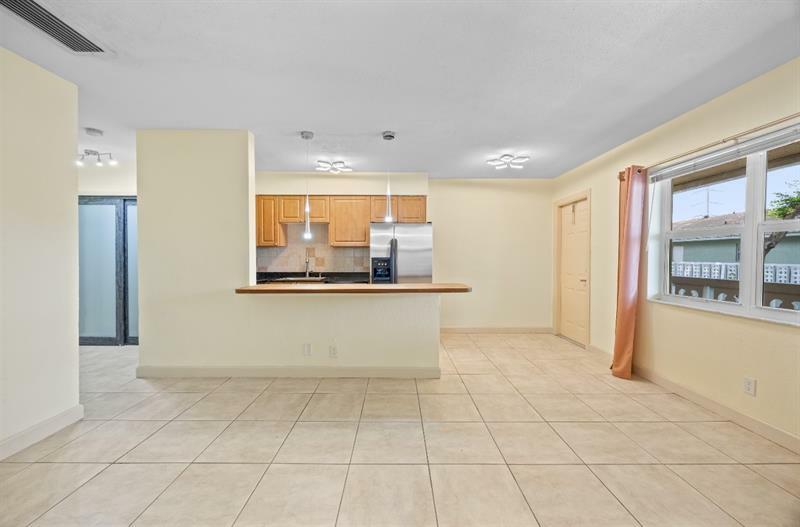 Property Photo: 2607 NE 8th Ave 24 FL 33334