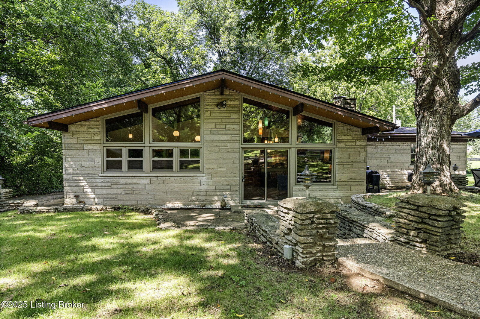 Property Photo: 6804 Old Briscoe Ln KY 40228