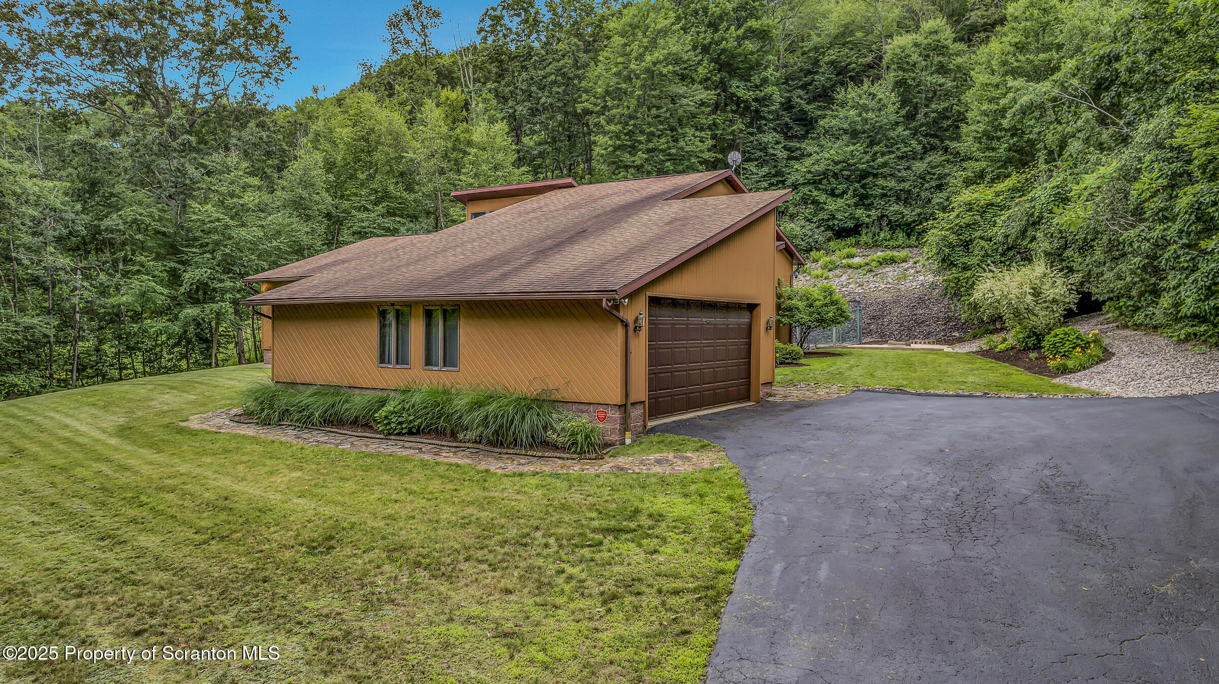 176 W Mountain Road  Blakely PA 18447 photo