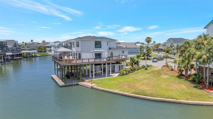 Property Photo: 1303 Outrigger TX 77554