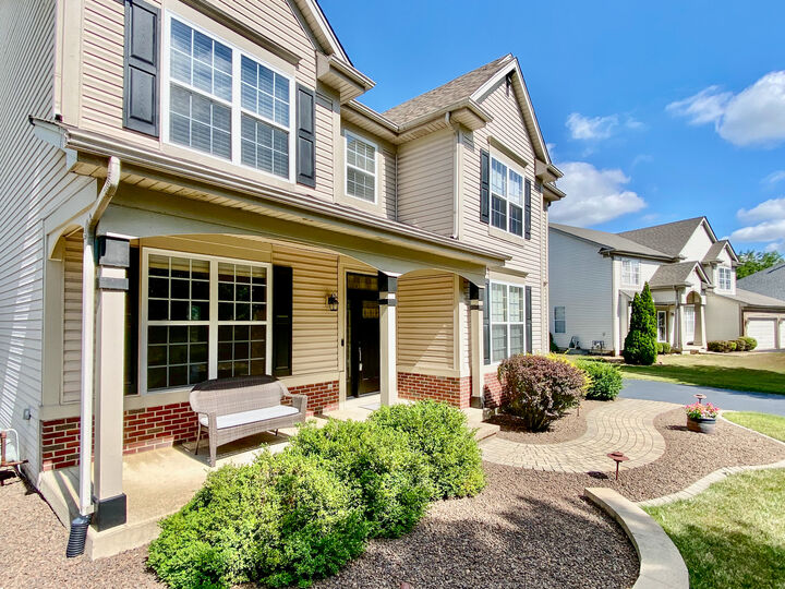 Property Photo:  607 Vista Drive  IL 60543 