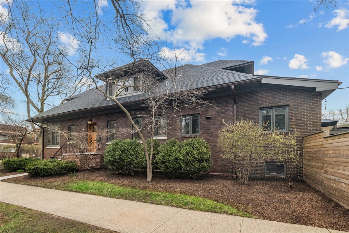 Property Photo: 2087 W Greenleaf Avenue IL 60645
