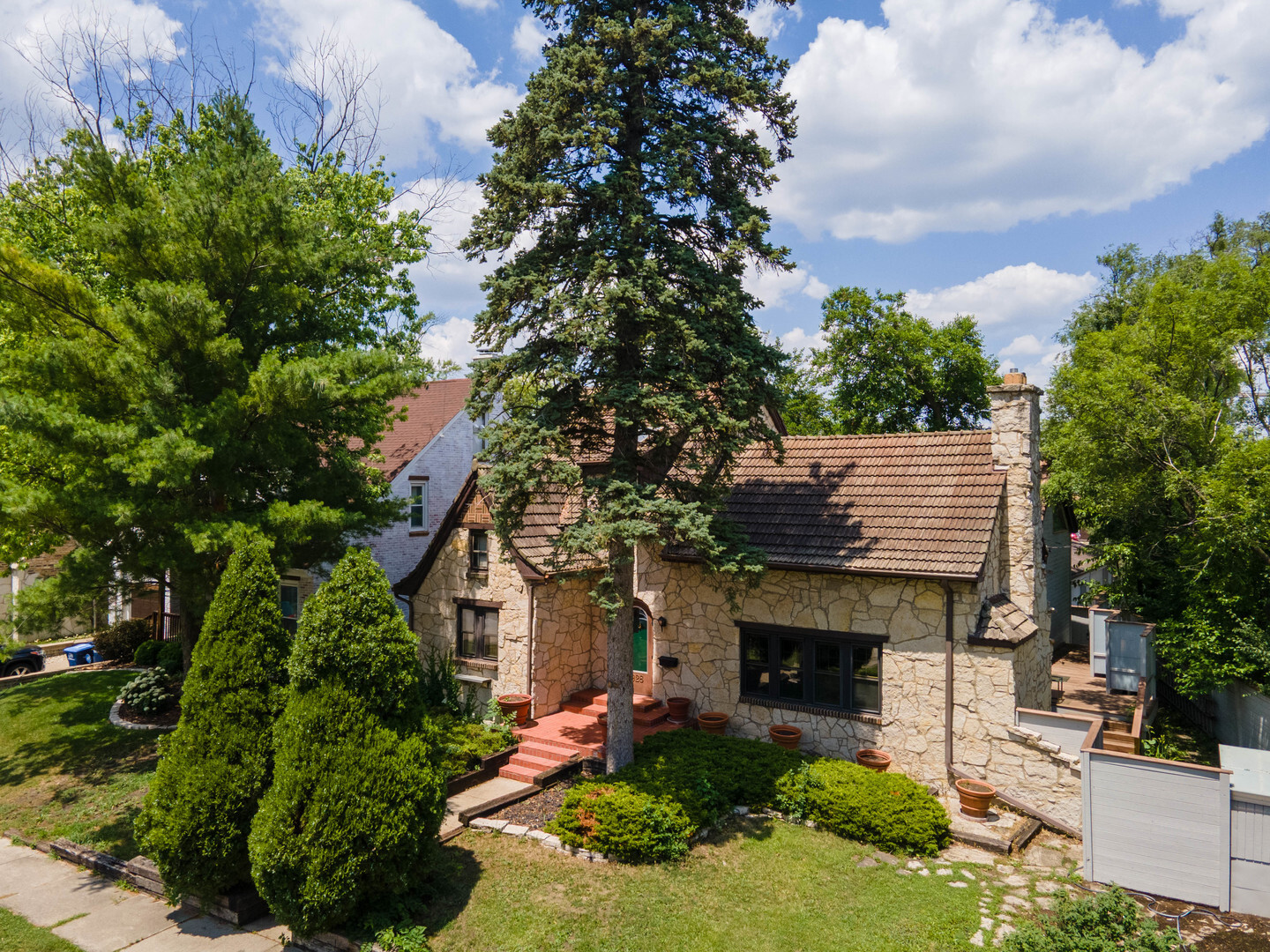 Property Photo: 1928 Kennicott Court IL 60018