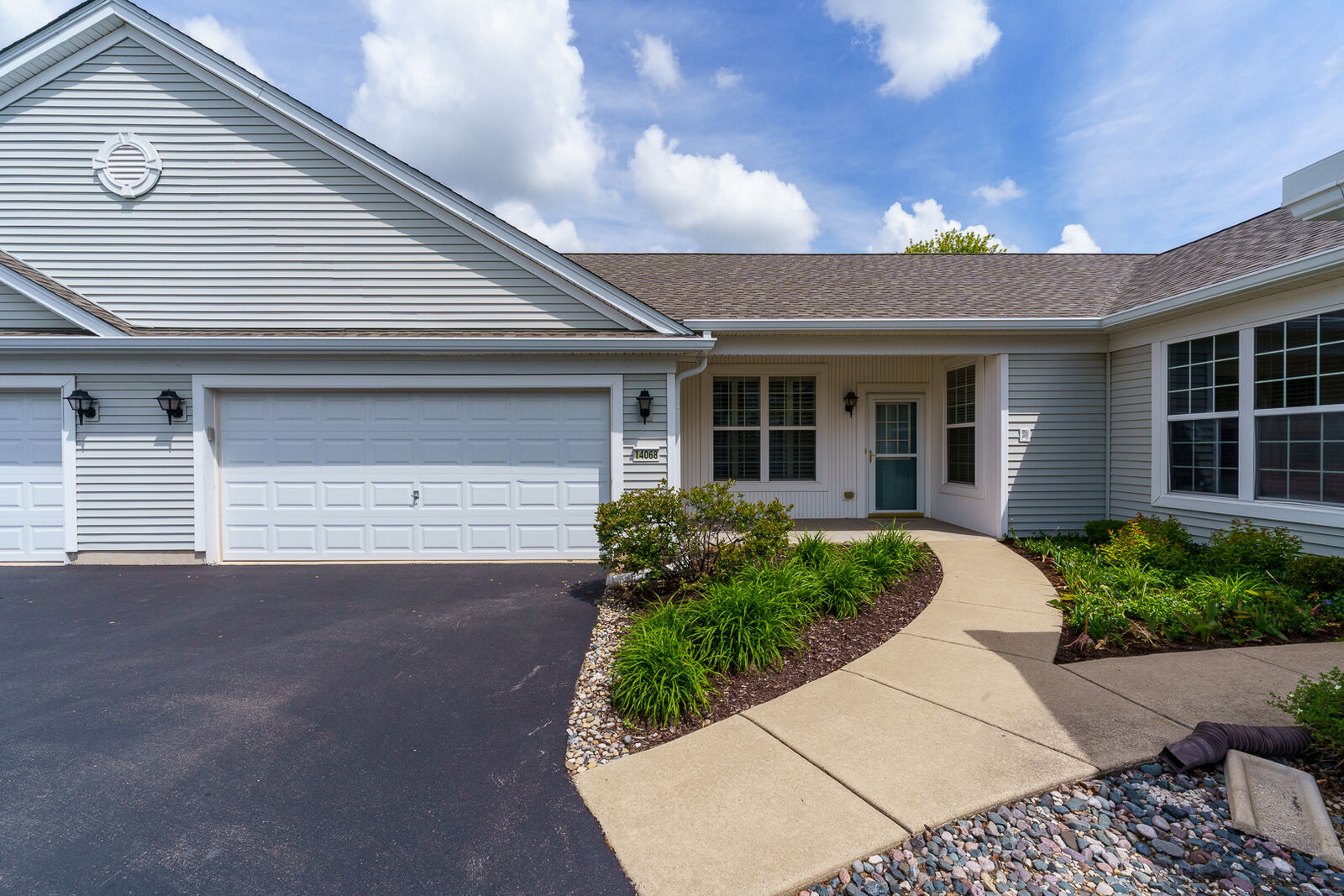 Property Photo:  14068 Palisades Avenue  IL 60142 