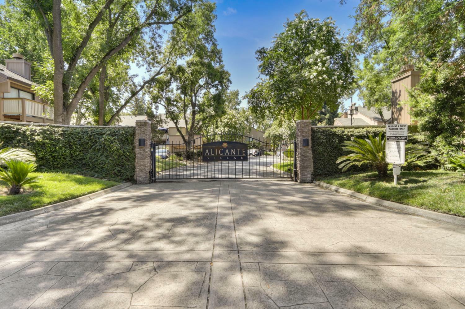 Property Photo: 521 Woodside Oaks 3 CA 95825