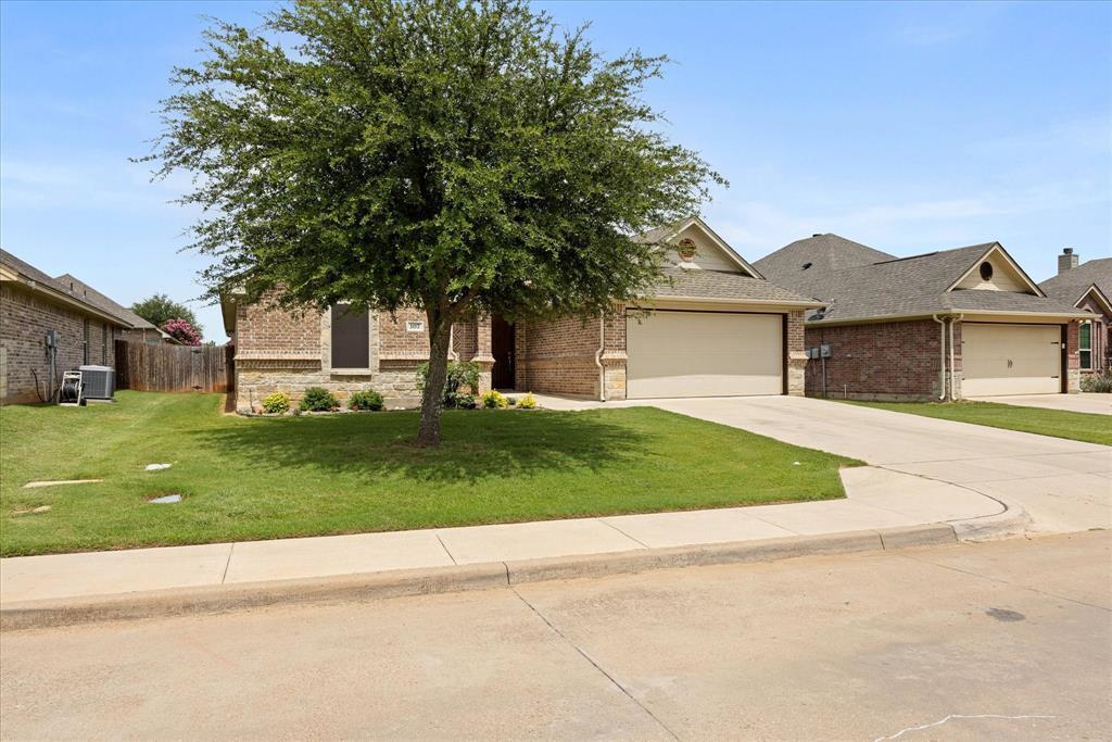 Property Photo: 107 Donna Circle TX 76049