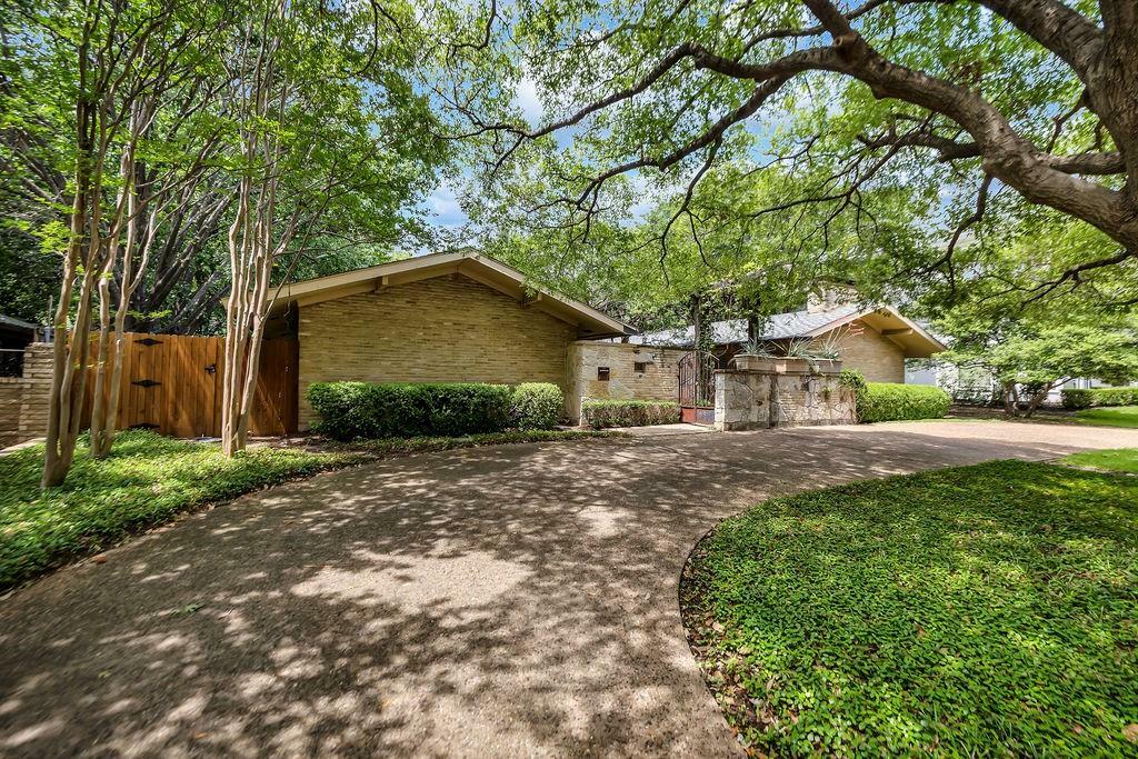 Property Photo: 3839 N Versailles Avenue TX 75209