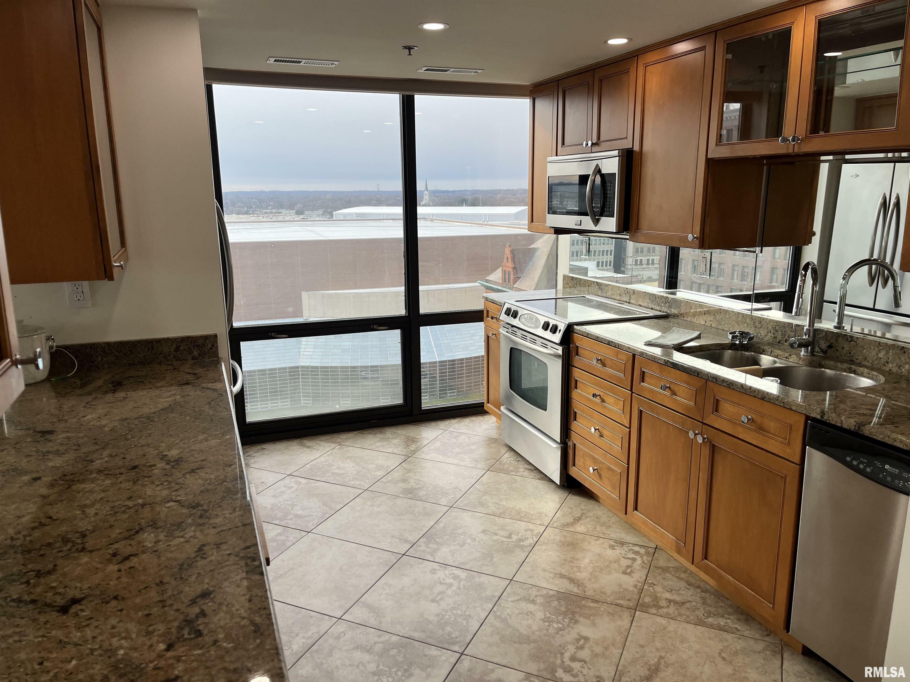 Property Photo: 125 SW Jefferson Avenue W12a IL 61602-9999