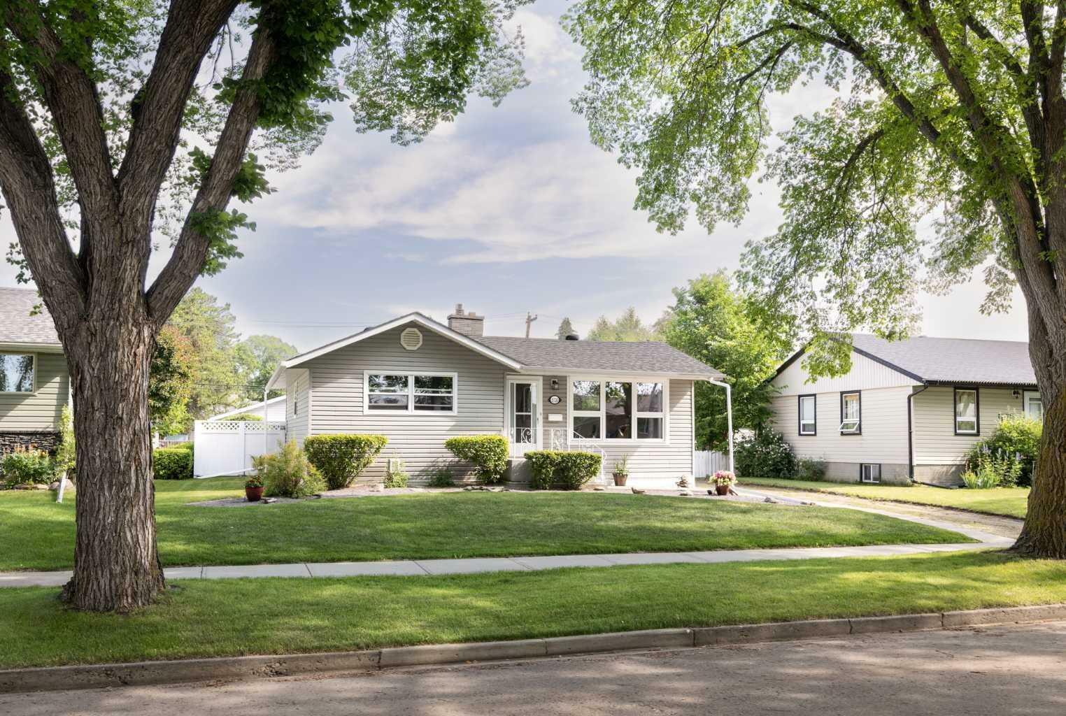 Property Photo: 5720 49 Avenue AB T4L 1M4