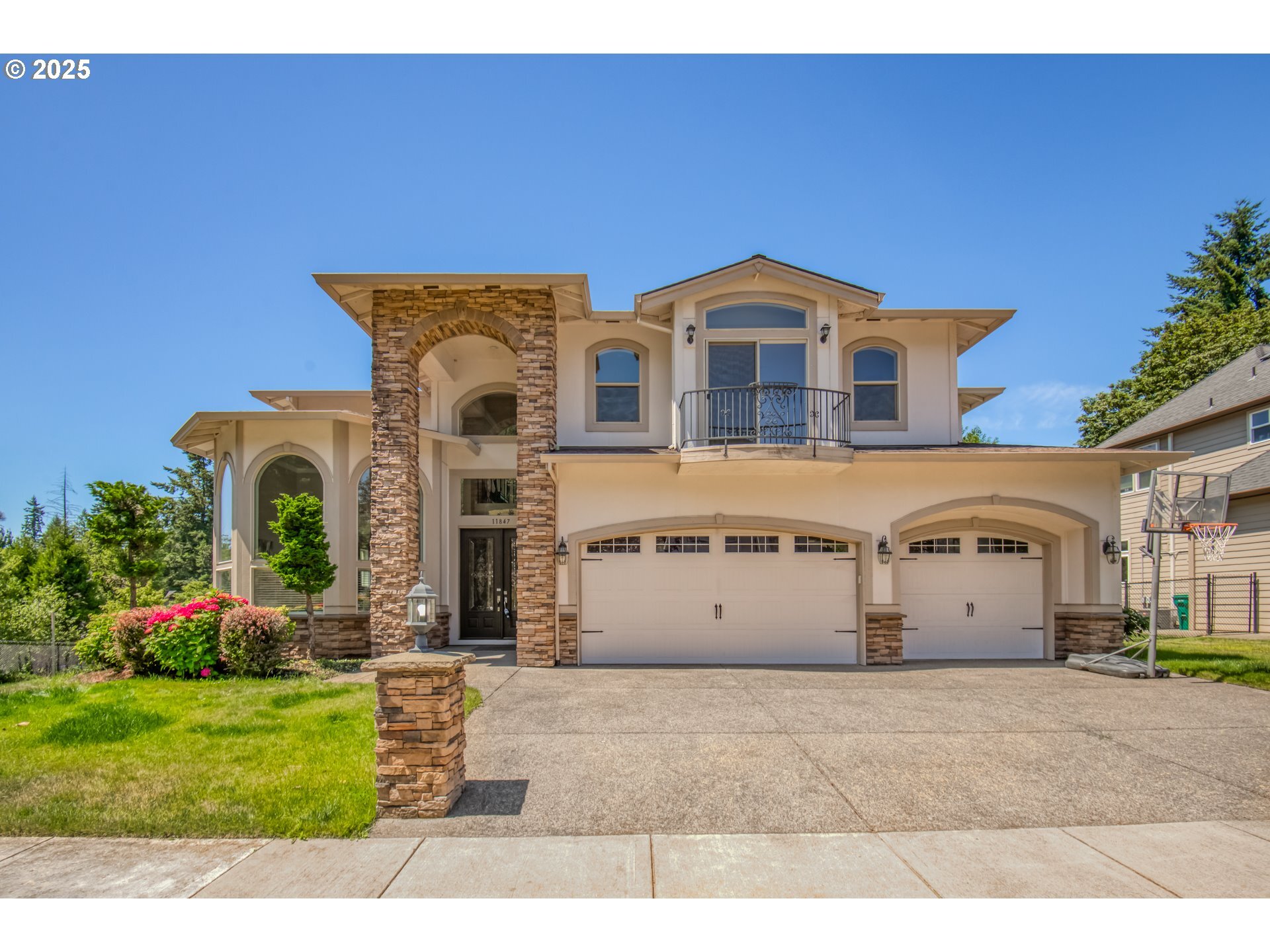 Property Photo: 11847 SE Waterleaf Dr OR 97086