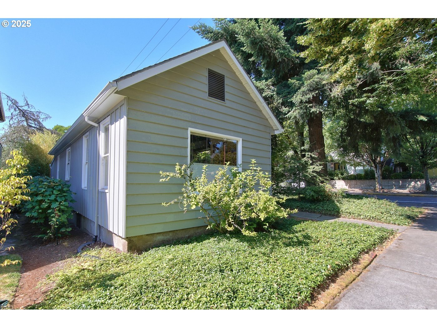 Property Photo: 1704 SE Harold St OR 97202