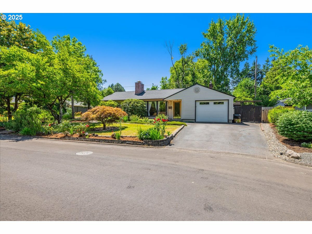 Property Photo:  5155 SW Chestnut Ave  OR 97005 