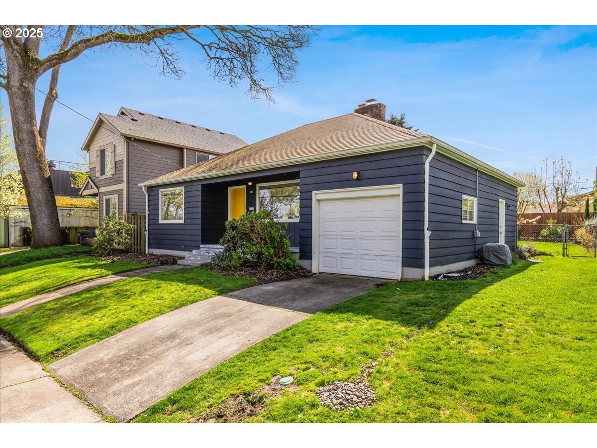 Property Photo:  304 NE Stafford St  OR 97211 