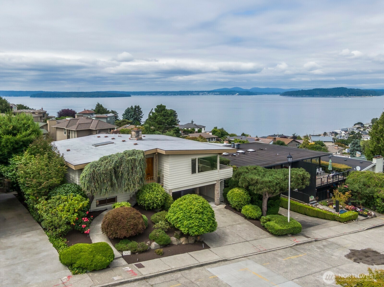 5621 SW Manning Street  Seattle WA 98116 photo