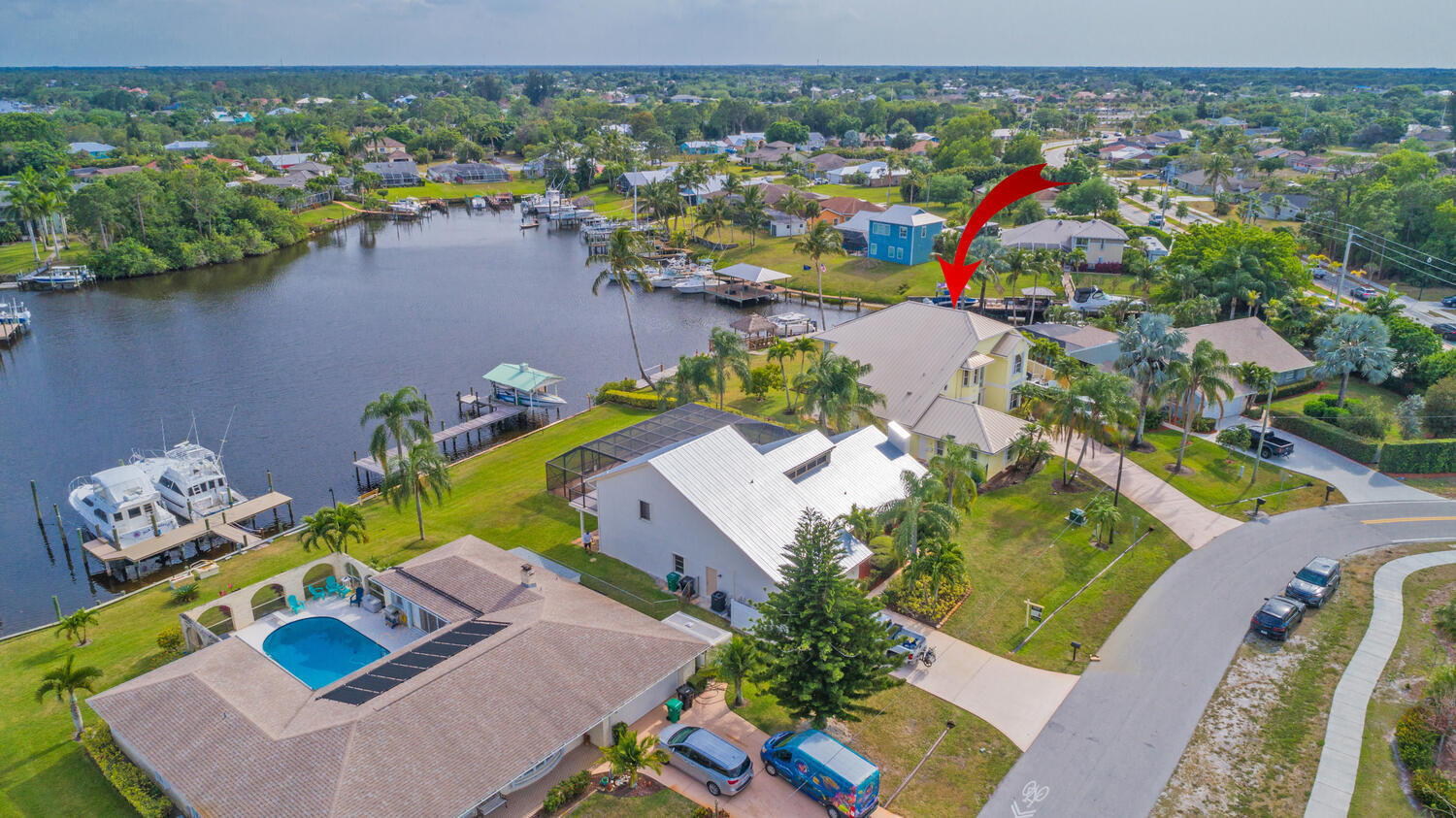 Property Photo: 710 SE Essex Drive FL 34984