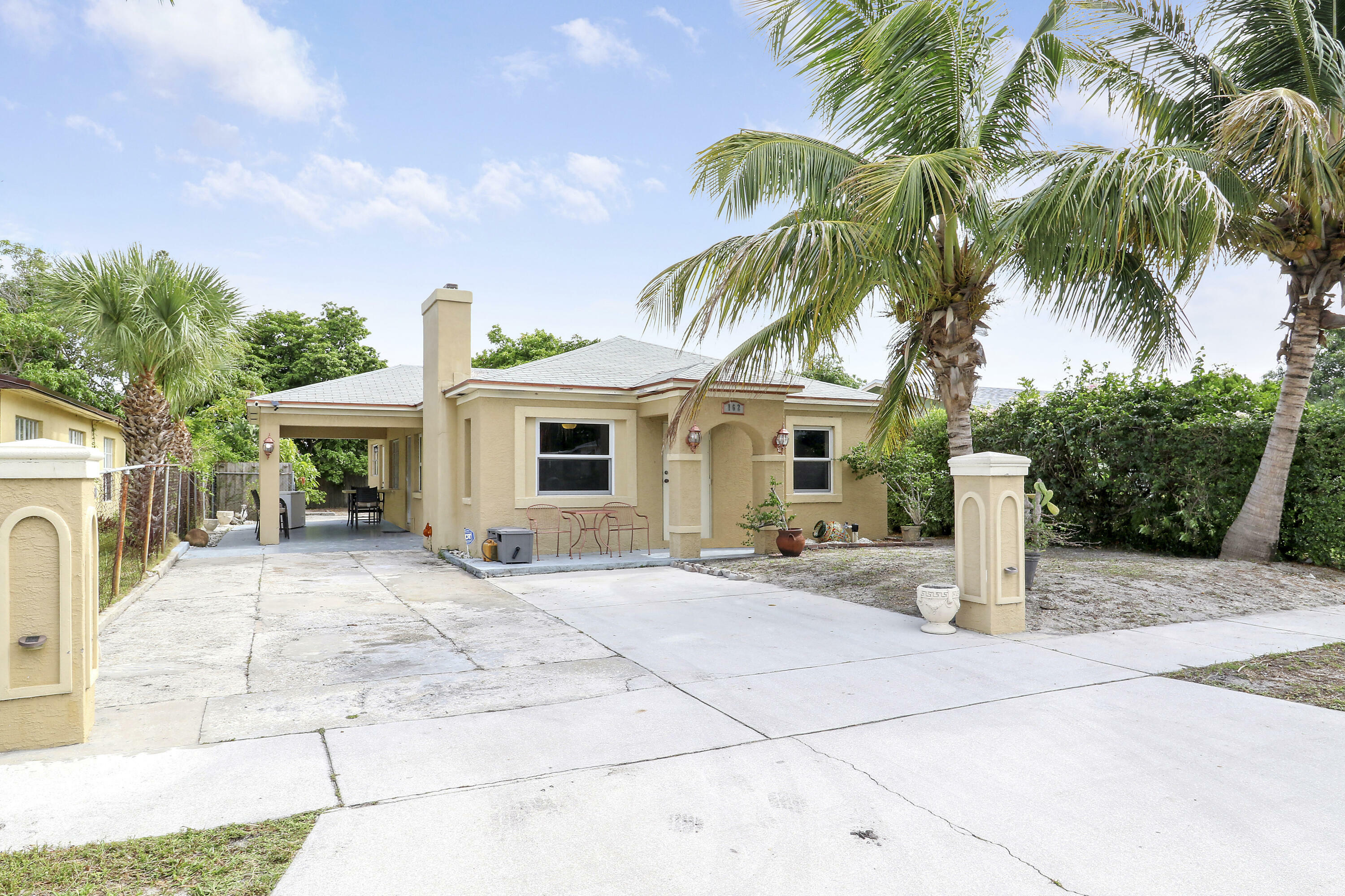 Property Photo: 162 W 24th Street FL 33404