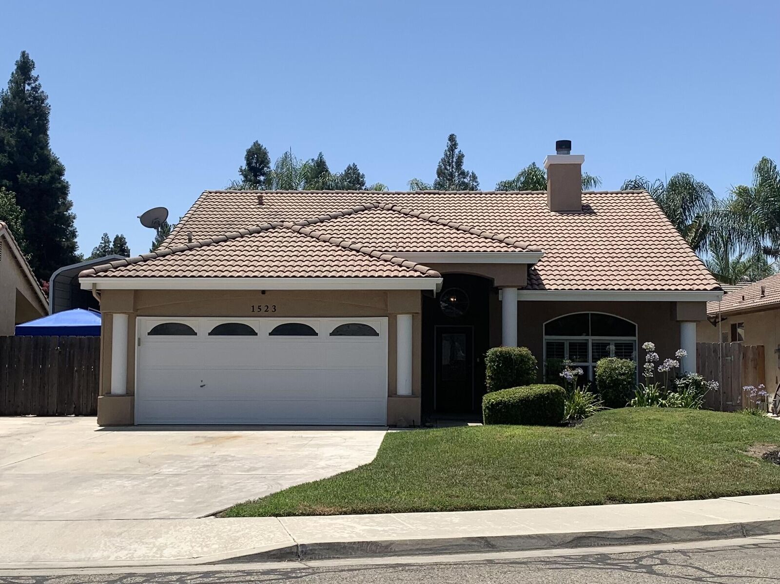 Property Photo: 1523 E Monte Vista Court CA 93292