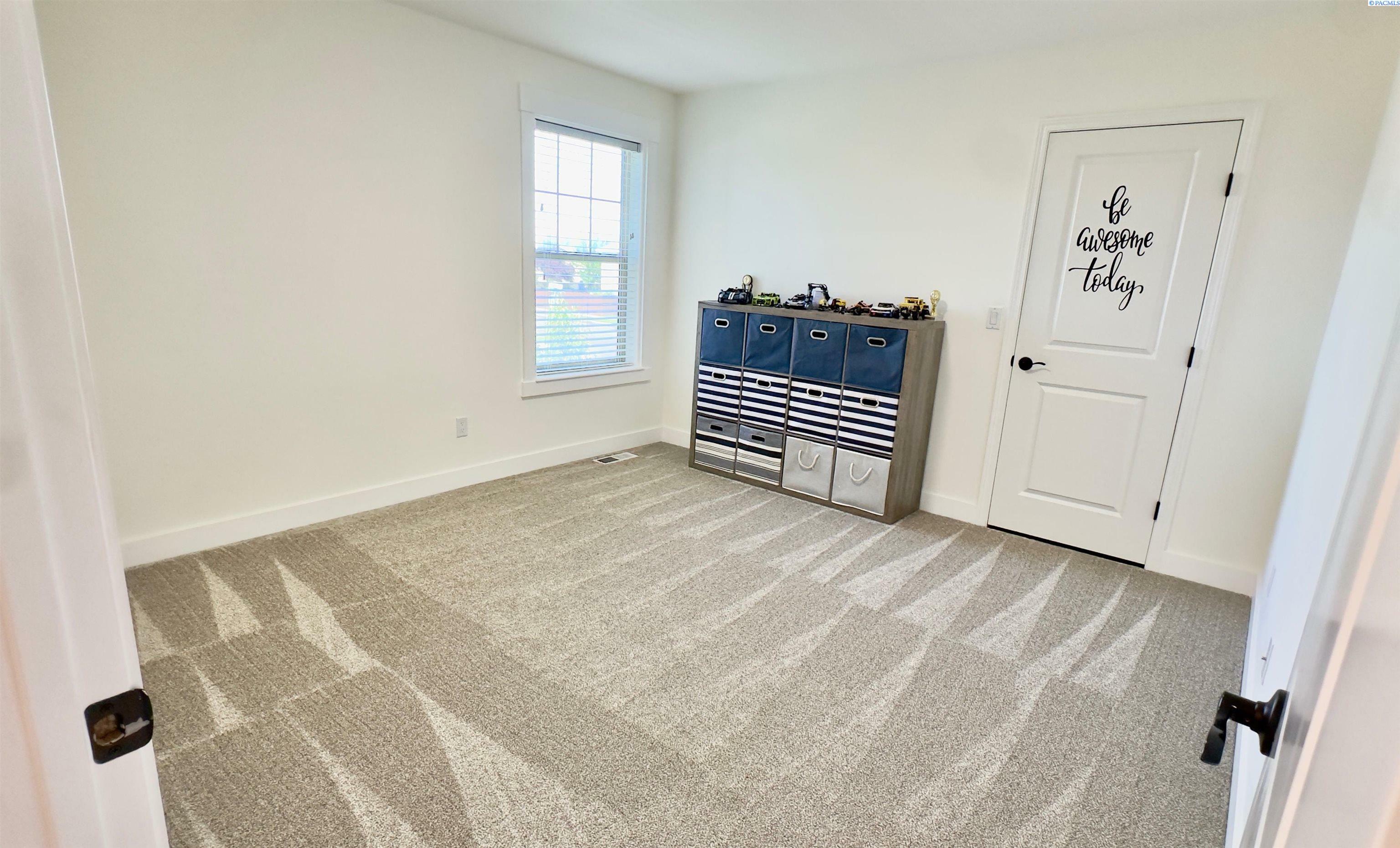Property Photo: 4516 NW Commons Dr WA 99301