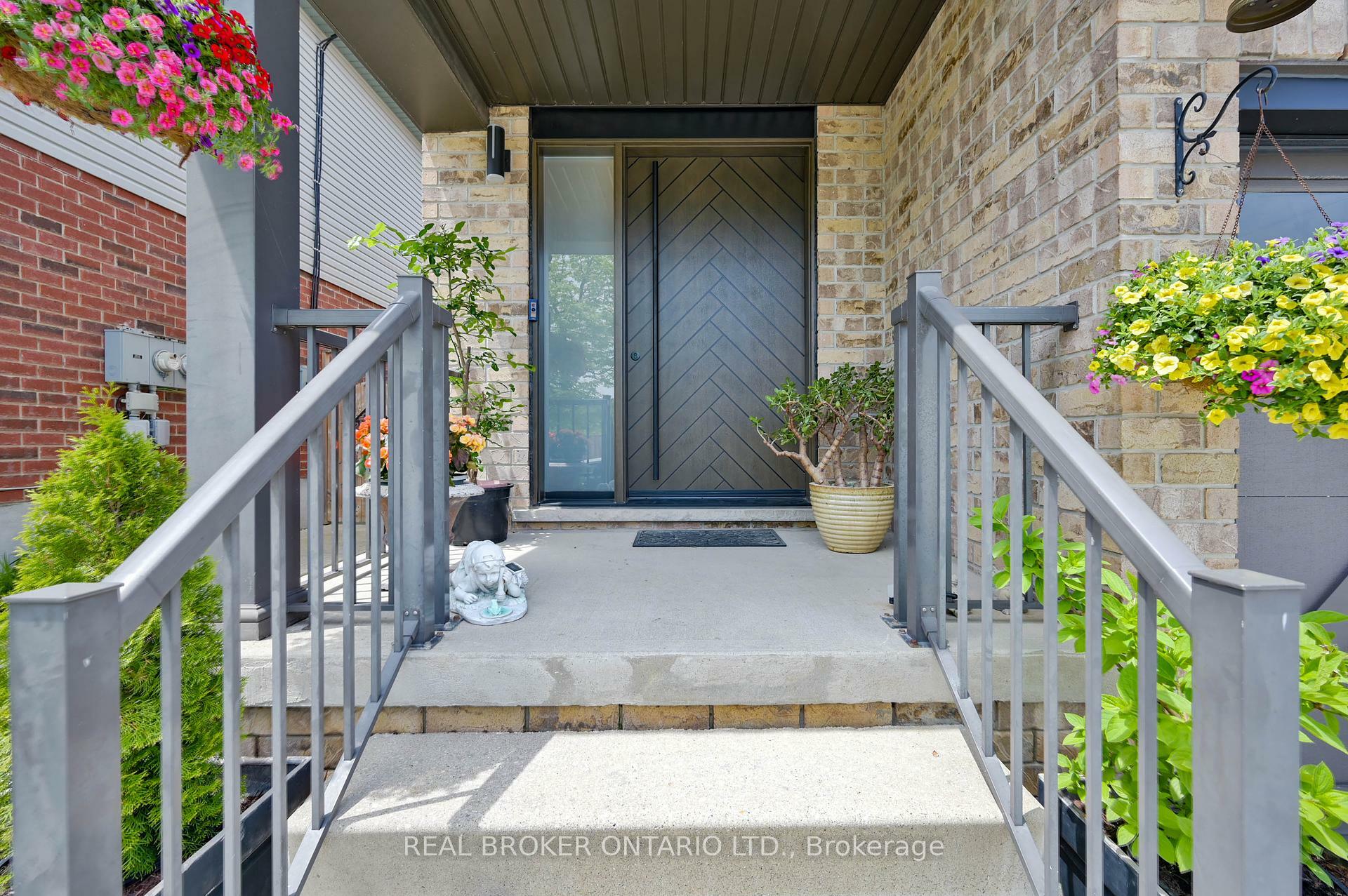 Property Photo: 904 Magdalena Court ON N2E 0B3
