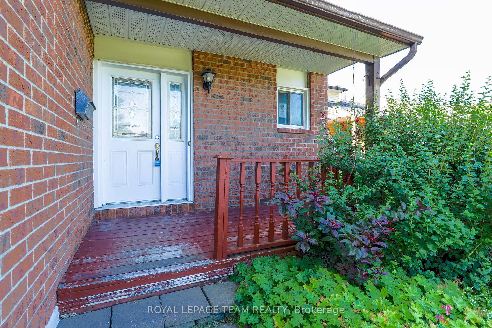 Property Photo: 39 Benlark Road ON K2J 2L5