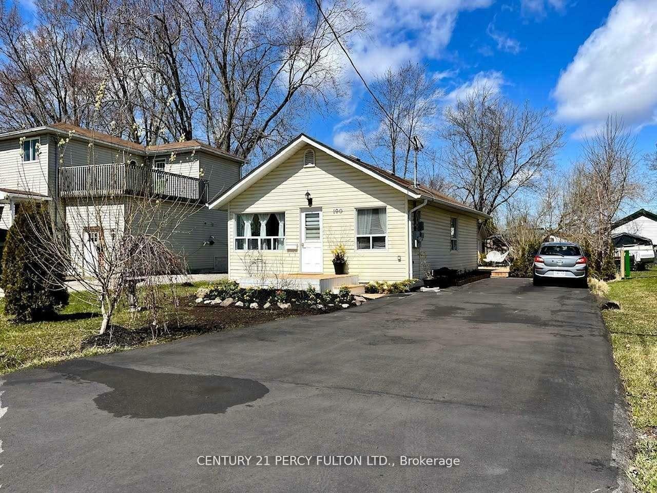 Property Photo: 190 Beach Road ON L4P 2L9