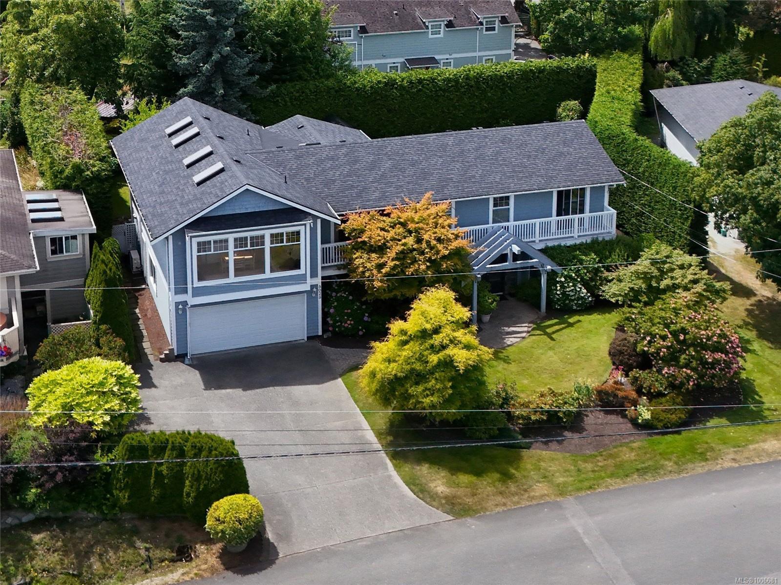 Photo de la propriété: 8028 Arthur Dr BC V8M 1V5
