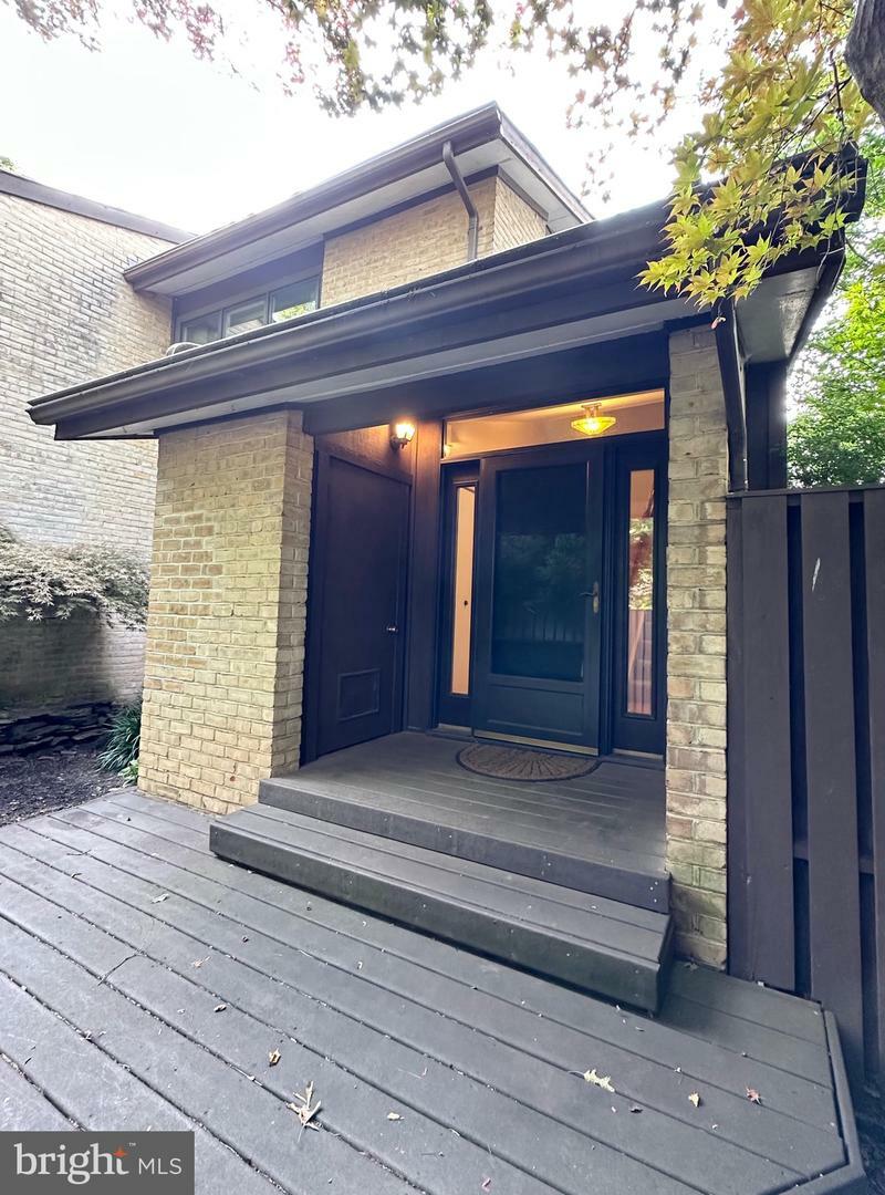 Property Photo: 2021 Lakebreeze Way VA 20191