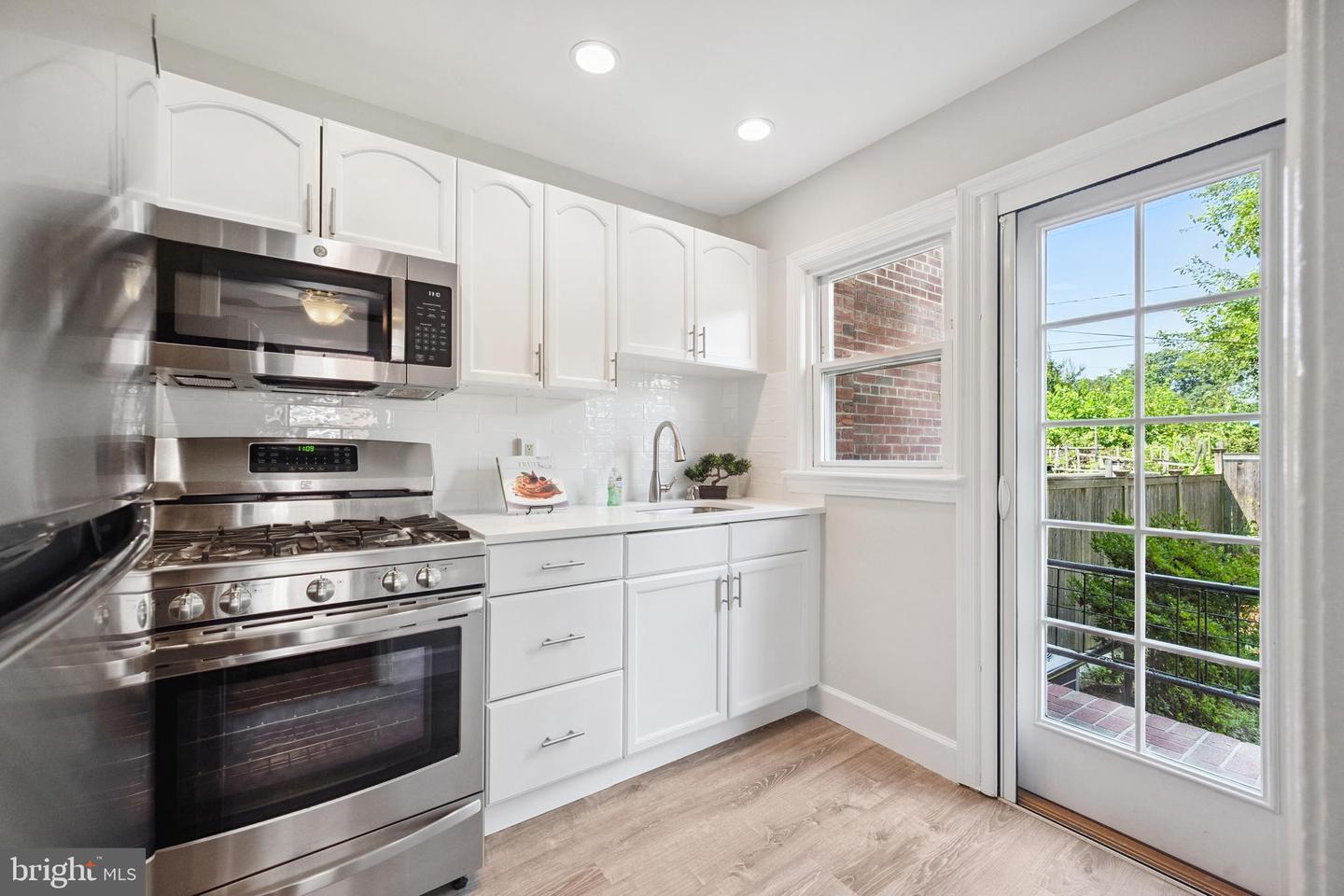 Property Photo: 2146 S Oakland Street S VA 22204
