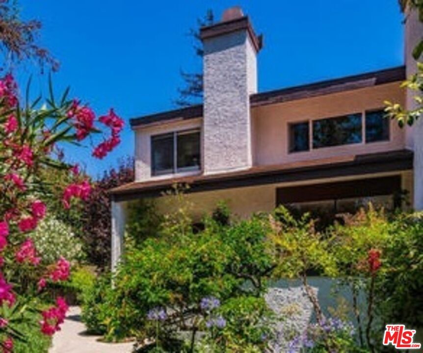 Property Photo: 17219 Palisades Cir CA 90272