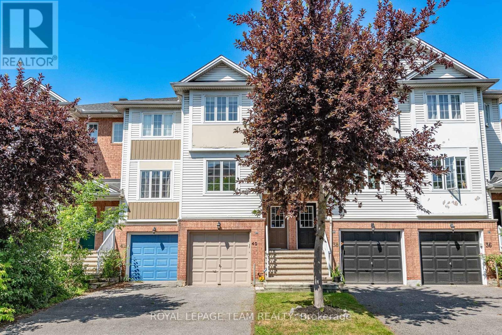 Property Photo:  40 Manhattan Crescent South  ON K2C 4B5 