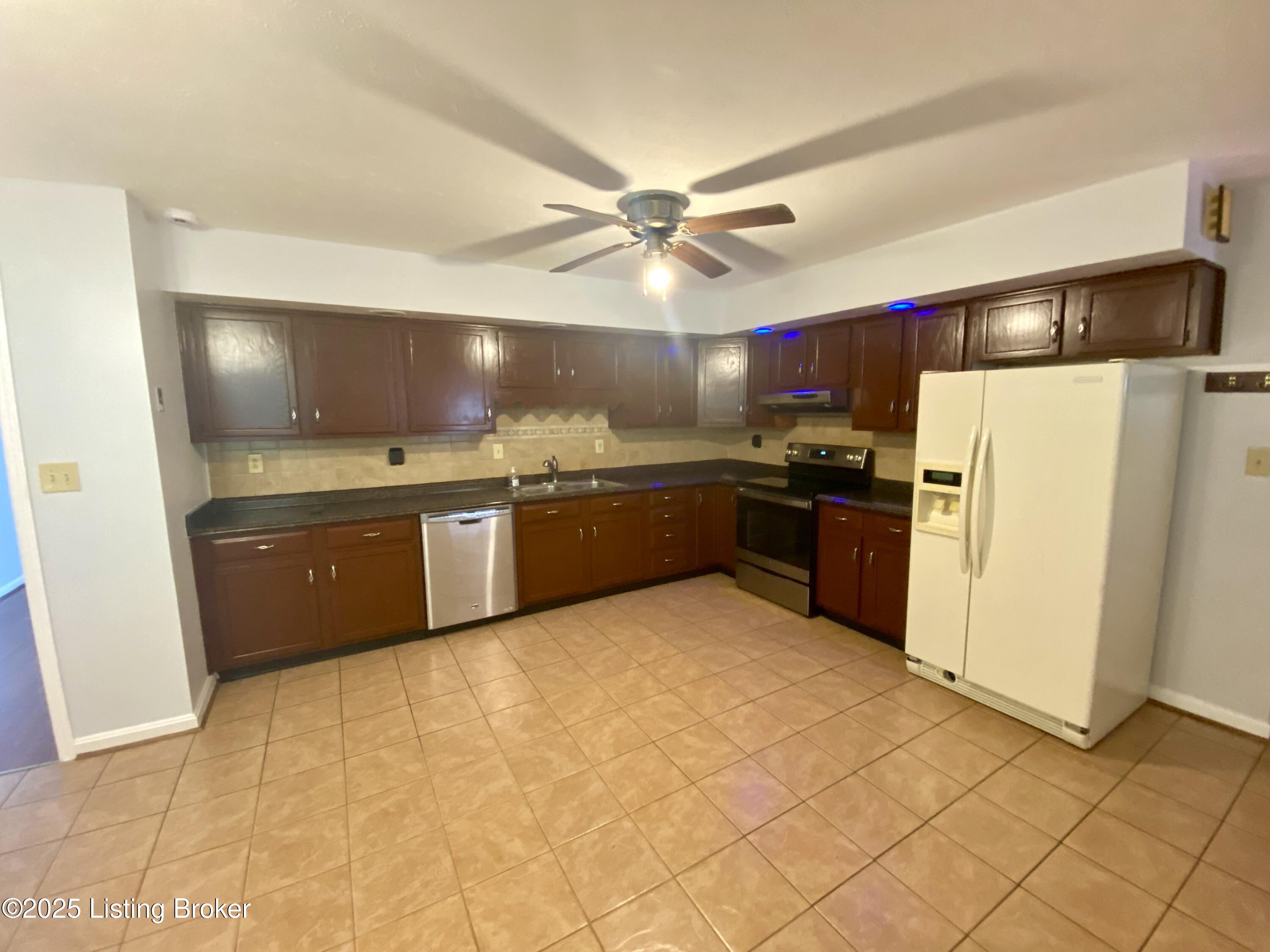 Property Photo: 4420 Woodgate Ln KY 40220